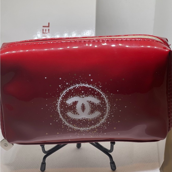 Chanel Patent leather makeup bag with box.  Includes Chanel gift box & ribbon.❤️ - Picture 2 of 9